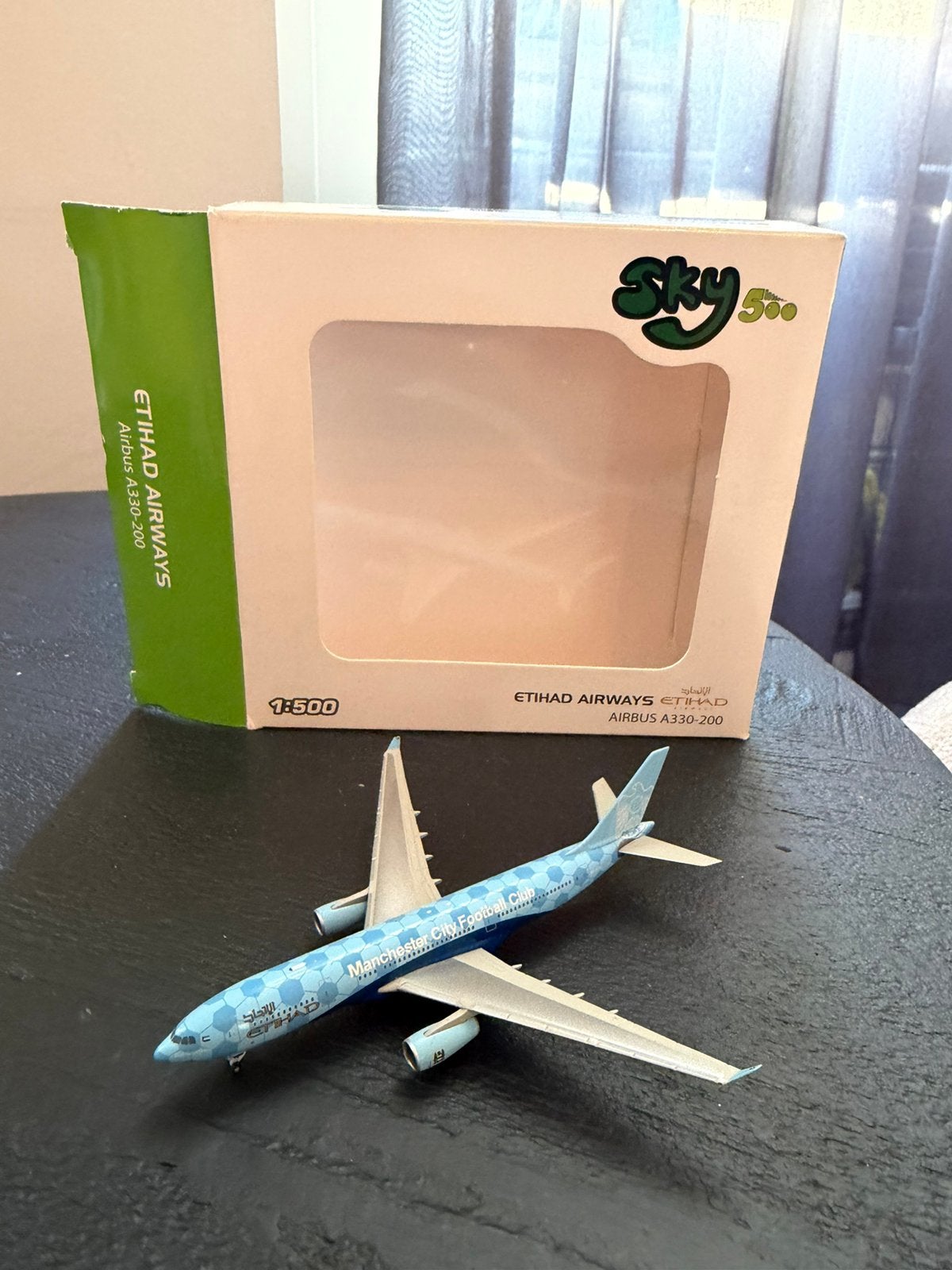 Sky500 1:500 Etihad Airways Airbus A330-200 "Manchester City, Ophalen of Verzenden, Zo goed als nieuw, Schaalmodel