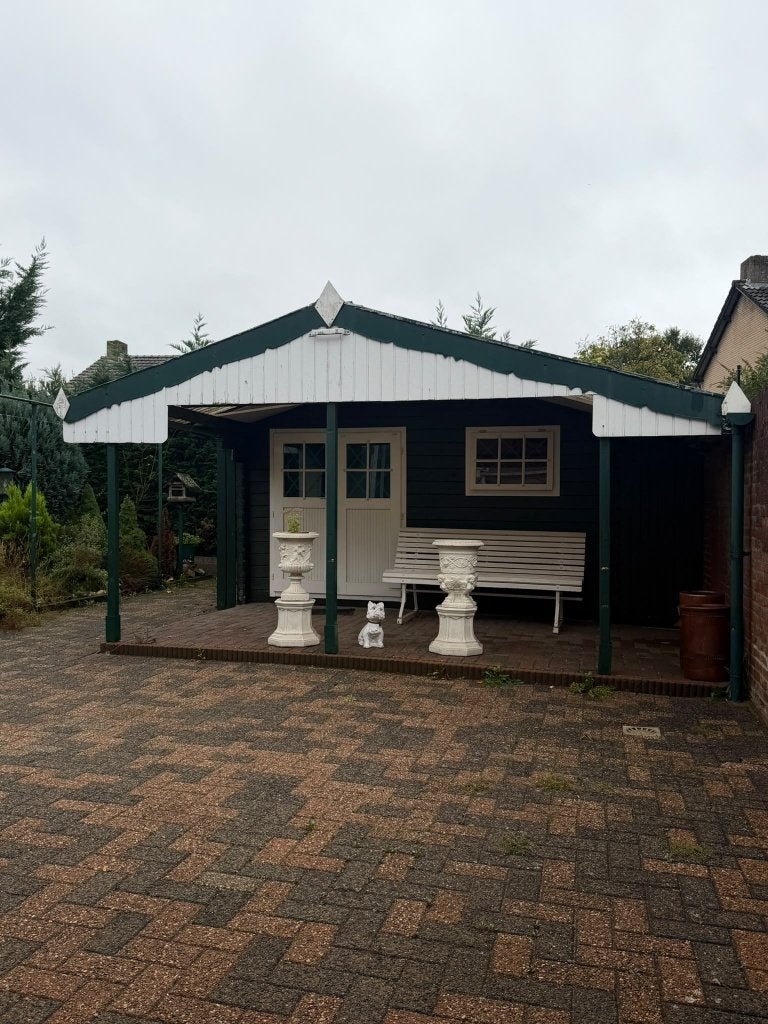 Ruim houten tuinhuis met overkapping, Tuin en Terras, Ophalen, Tuinhuis, 1 raam, 500 cm of meer