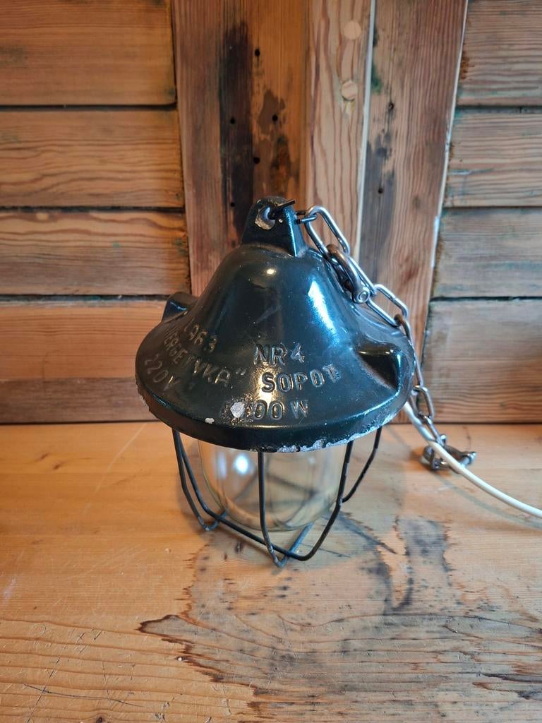 Poolse scheepslamp uit 1963 , industriële kooi hanglamp, Ophalen of Verzenden, Netvoeding, Minder dan 50 watt, Wandlamp
