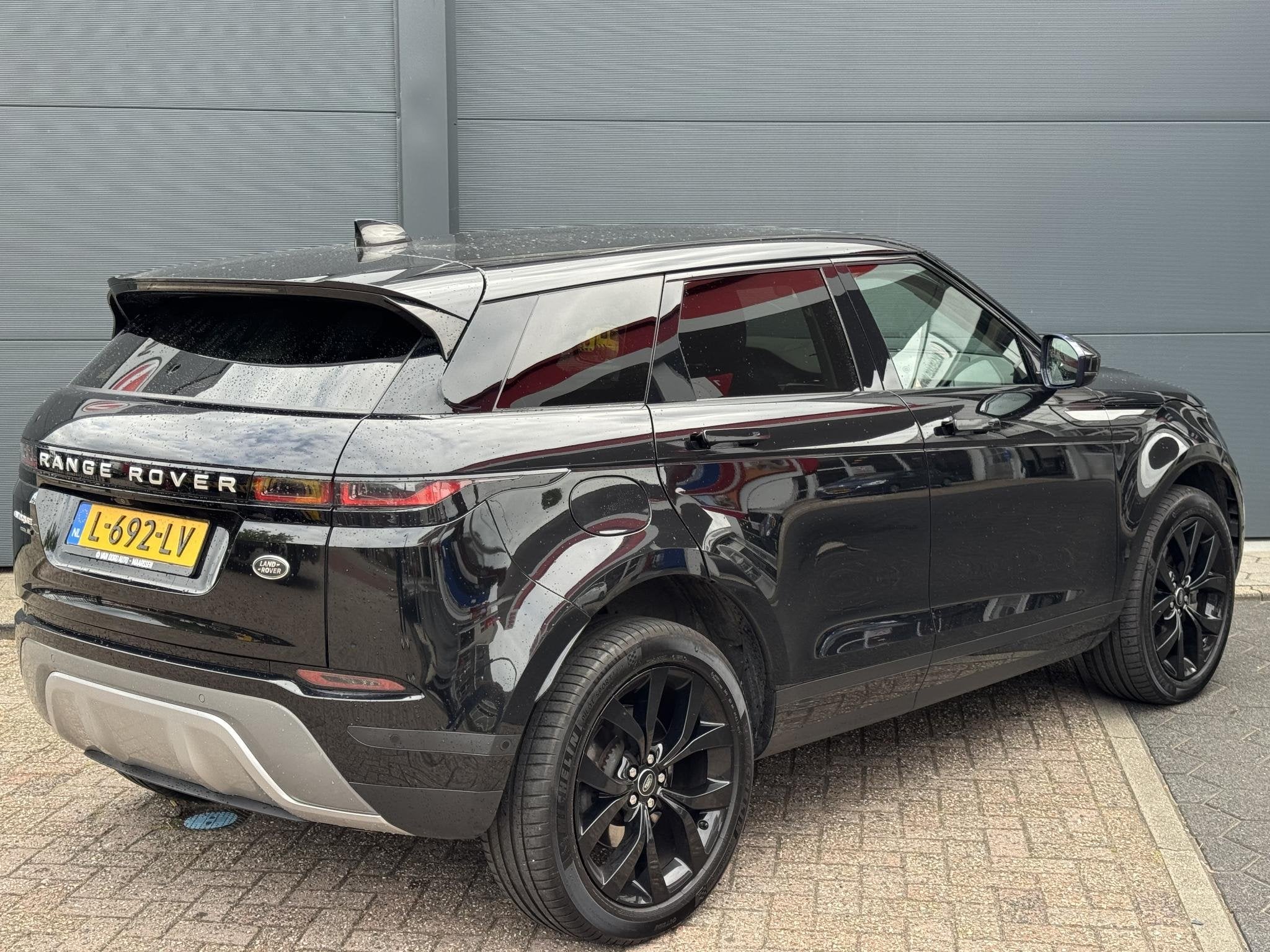 Land Rover Range Rover Evoque 1.5 P300e AWD R-Dynamic SE, Automaat, Euro 6, 15 kWh, Zwart