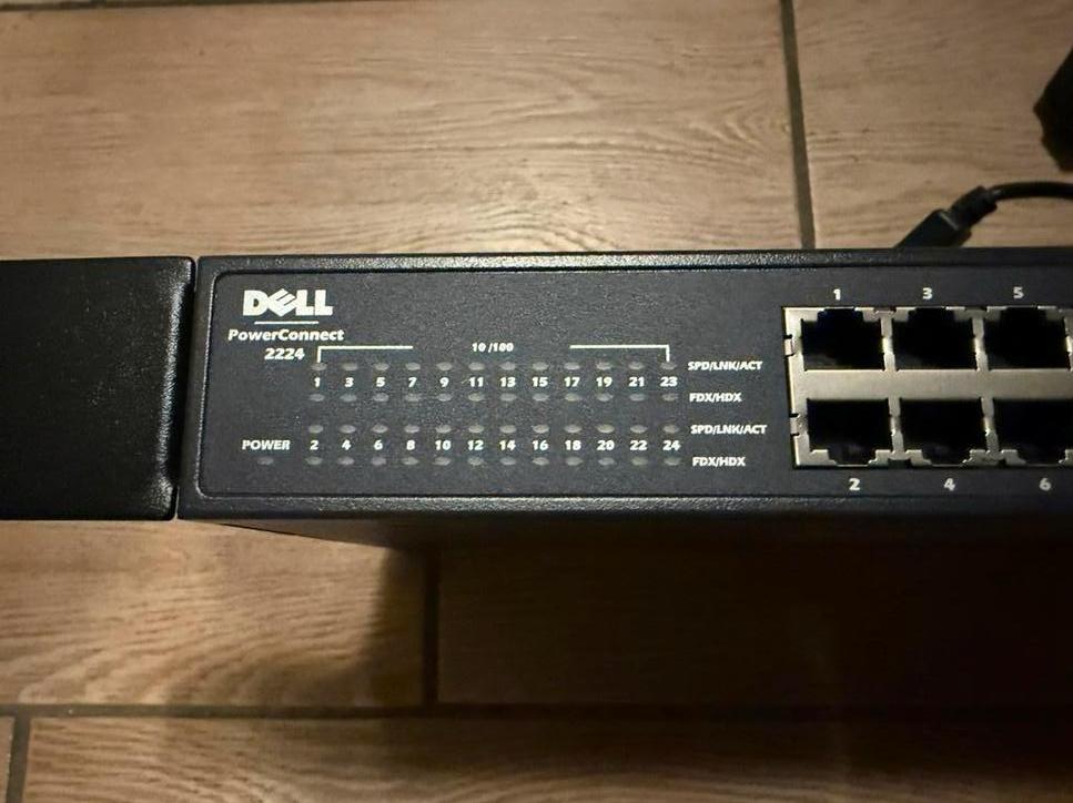 Dell 24 poort switch, Computers en Software, Netwerk switches, Ophalen of Verzenden, Zo goed als nieuw