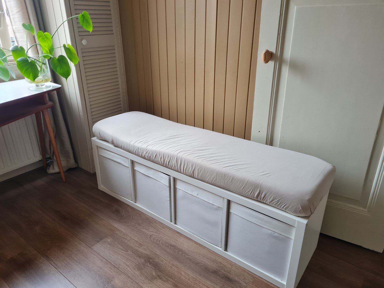 IKEA Kallax kast met kussen en 4 witte bakken, Huis en Inrichting, Kasten | Overige, Ophalen, Gebruikt