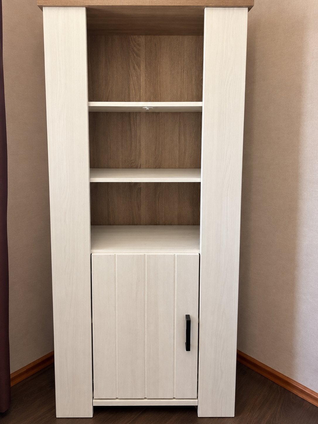 Hoge kast met planken en deur, Huis en Inrichting, Ophalen, Minder dan 50 cm, 200 cm of meer, Zo goed als nieuw