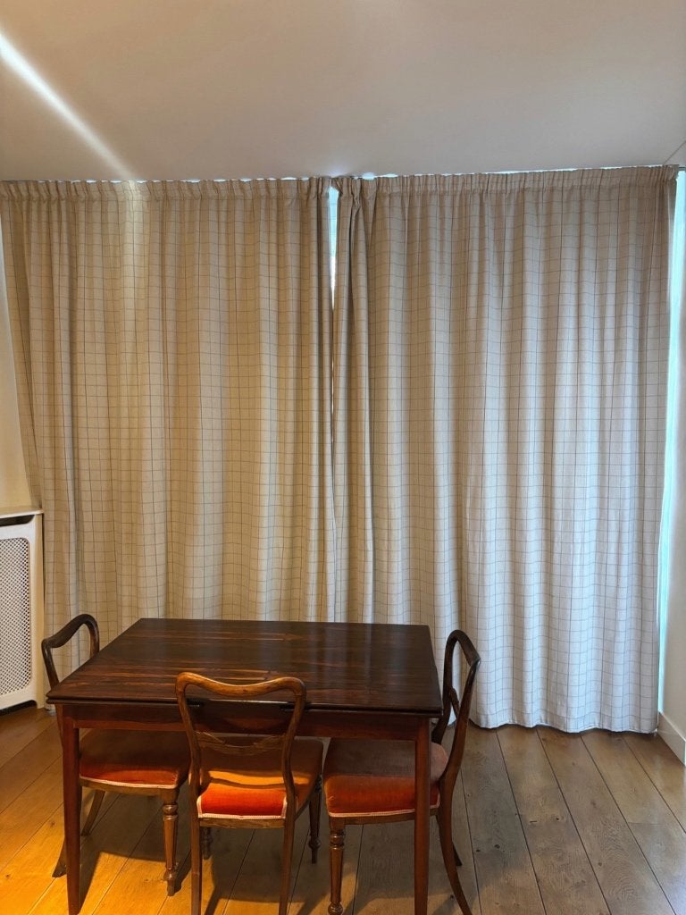 Maatwerk kamerhoge gordijnen 285 cm – crème met grijze ruit, Huis en Inrichting, Stoffering | Gordijnen en Lamellen, Gebruikt