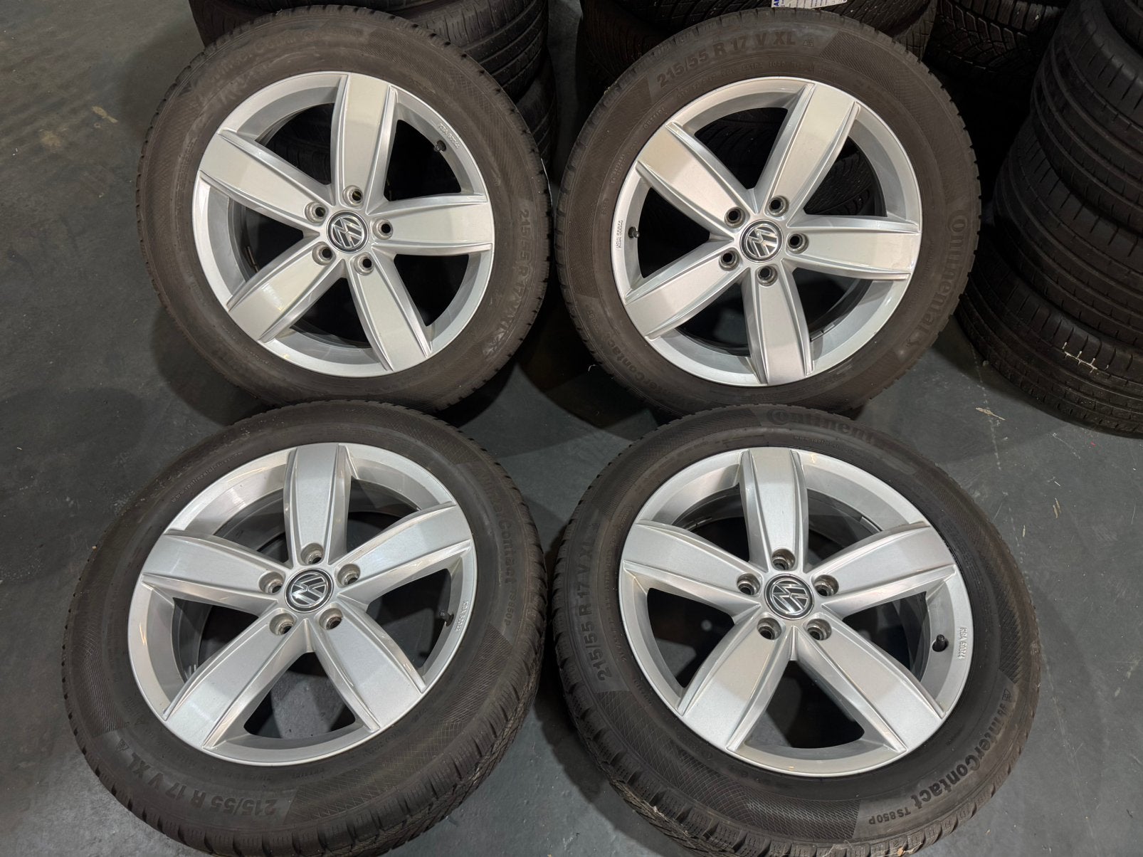 17” VW Passat B8 Skoda Karoq Velgen Winterbanden 215/55/17, 215 mm, Banden en Velgen, 17 inch, Winterbanden