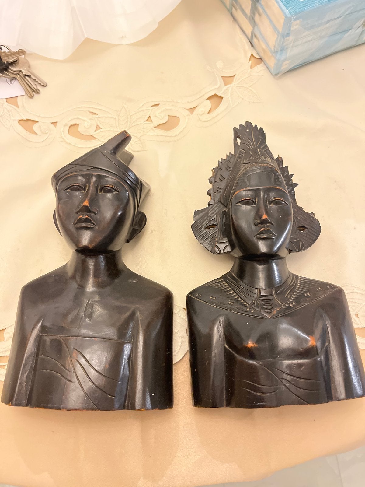 Set van 2 handgesneden houten bustes, Antiek en Kunst, Kunst | Beelden en Houtsnijwerken, Ophalen, Buste, Handgemaakt, 20 - 50 cm