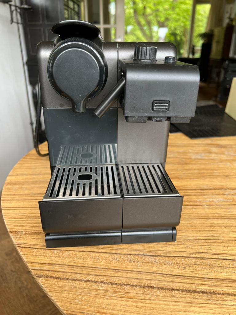 Nespresso Delonghi. Latissimo Touch, Espresso apparaat, Ophalen of Verzenden, Zo goed als nieuw, Koffiepads en cups
