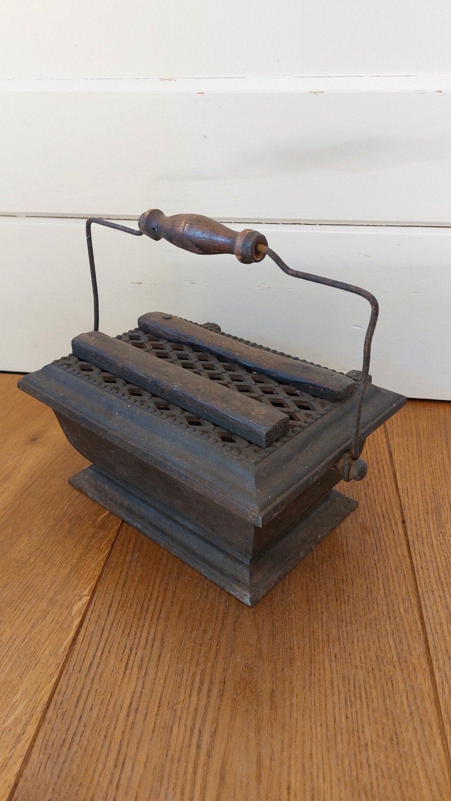 Oud voetenstoofje, Ophalen