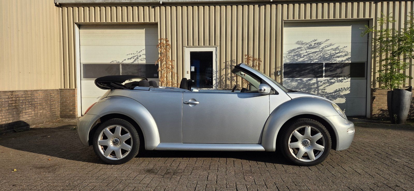 Volkswagen Beetle (Kever) 1.8 Cabriolet 110KW 2004 Grijs, Auto's, Voorwielaandrijving, 1345 kg, Stof, Beetle (Kever)