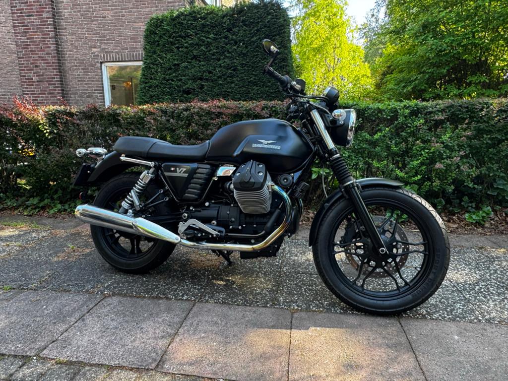 Moto Guzzi V7 Stone black - Zeer weinig KM’s, Motoren, Gebruikt, Particulier, ABS, Handgeschakeld