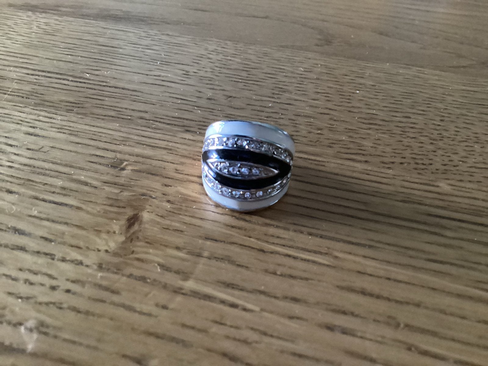 Stijlvolle ring met zwarte en witte accenten en strass m 18, Ophalen, Overige materialen, Wit, Zo goed als nieuw