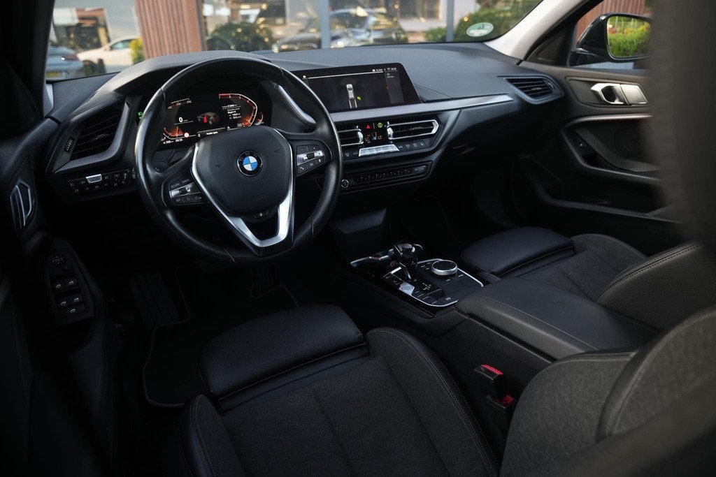 BMW 1-serie 118i Executive Edition Sport stoel stuur verwarm, Gebruikt, Automatische klimaatregeling, Leder en Stof, Zwart