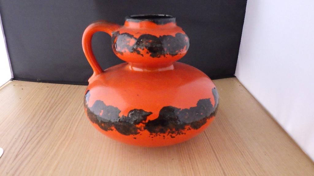 mooie oranje oorvaas met zwarte accenten (vintage), Gebruikt, Overige kleuren, Aardewerk of Porselein, Ophalen of Verzenden