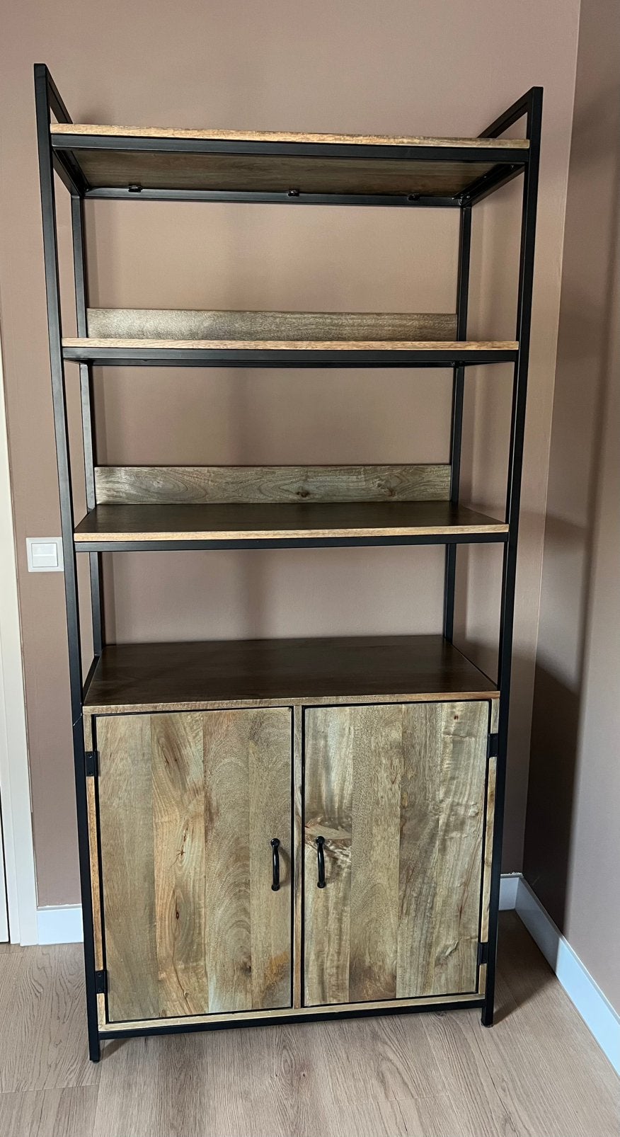 Industriële kast mangohout met planken en deuren, Met deur(en), 50 tot 100 cm, Zo goed als nieuw, 25 tot 50 cm