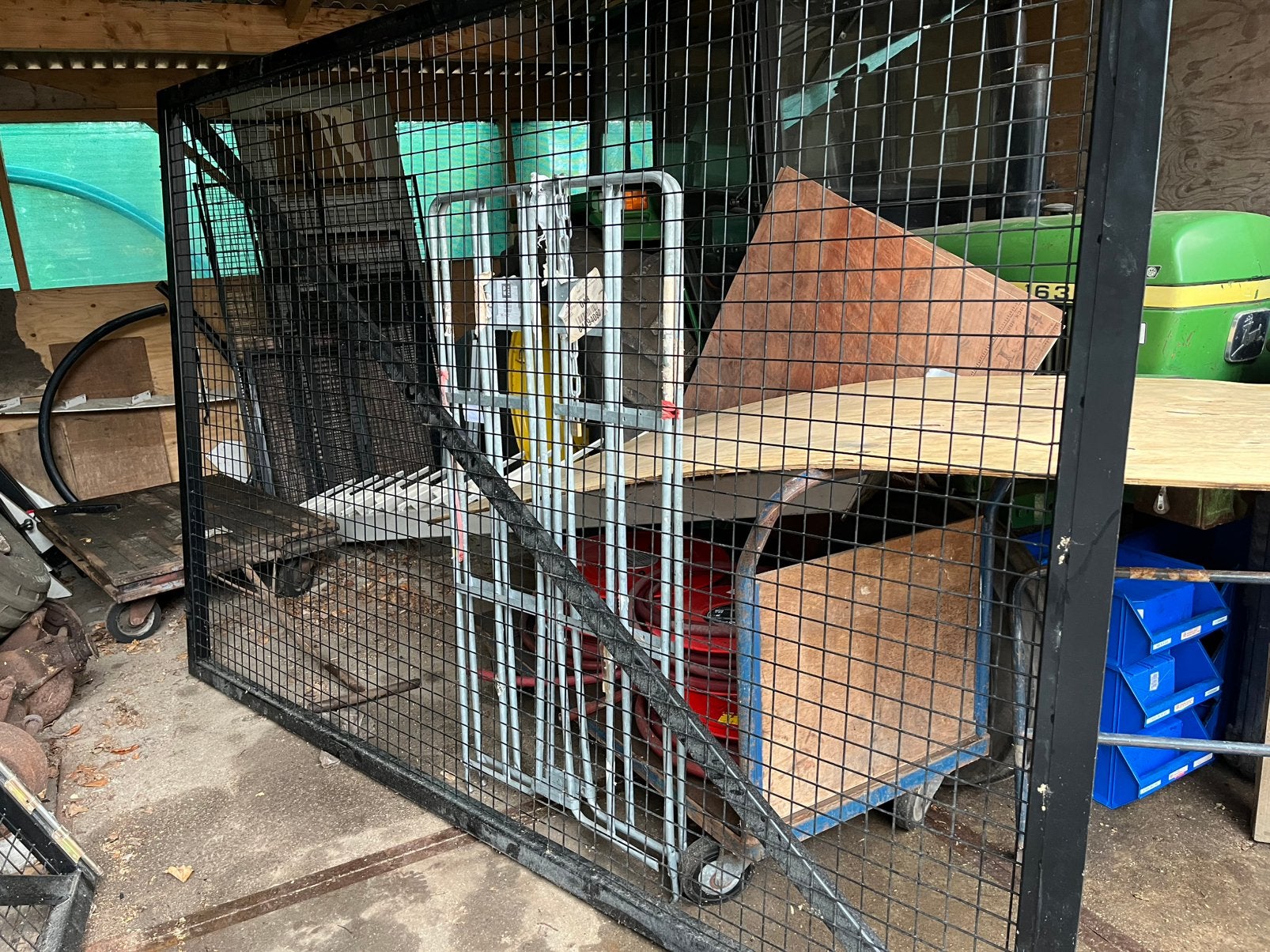 Draai hek gaas hekwerk 5.64 m. breed  2 m. hoog, Ophalen, Met poort, Gebruikt, Gaashekwerk