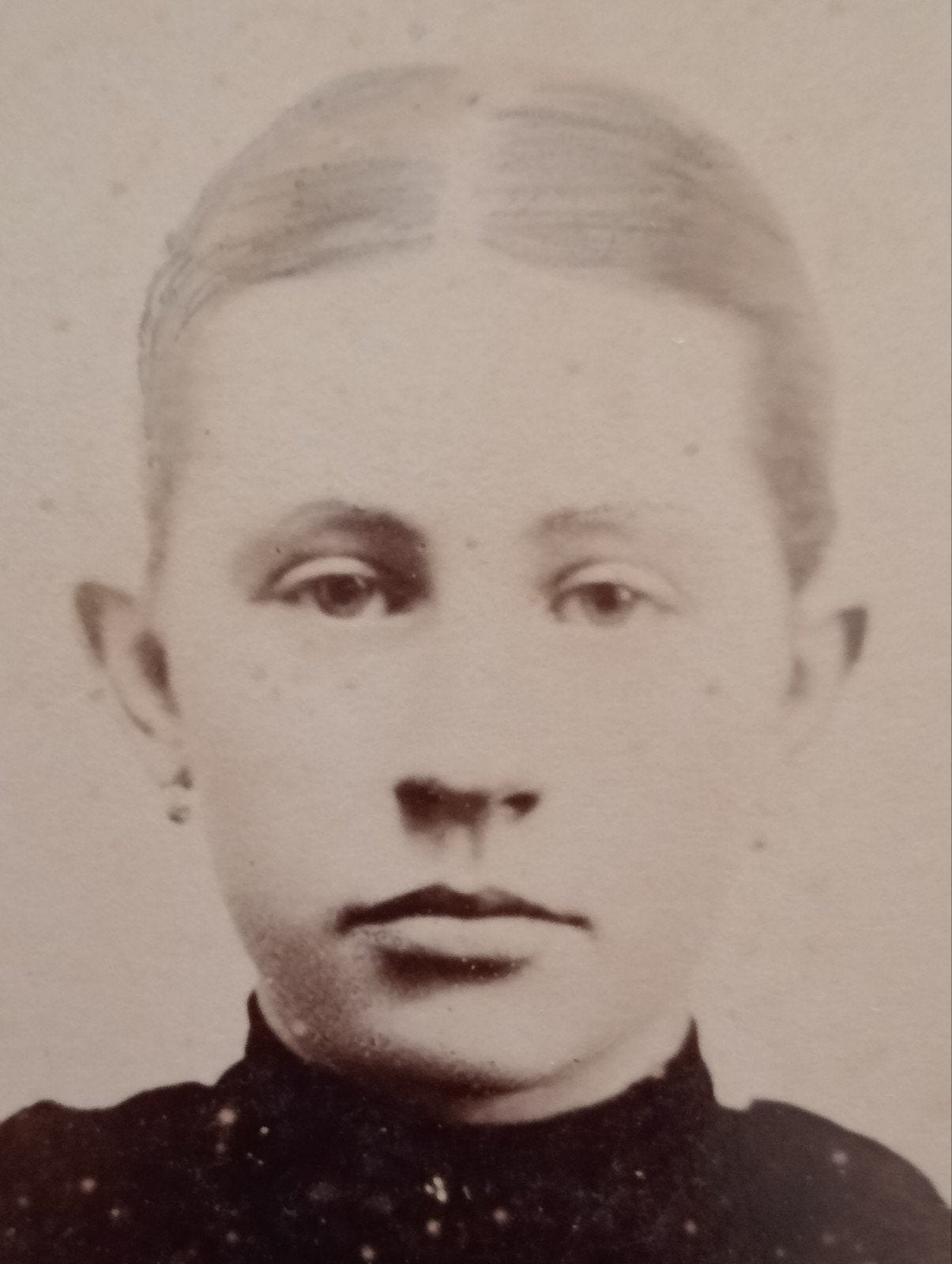 Antieke foto van jonge vrouw, L.M. Delboy, Den Haag, Ophalen of Verzenden, Voor 1940, Gebruikt, Overige onderwerpen