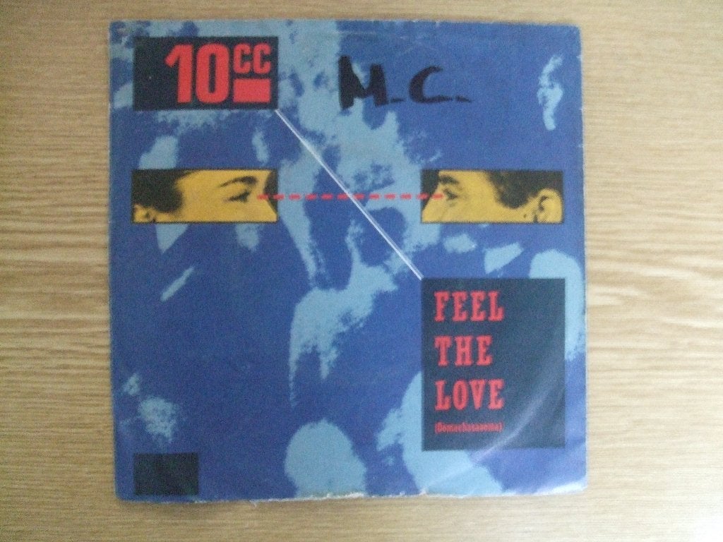 10CC     FEEL THE LOVE / SHE GIVES ME PAIN, 7 inch, Ophalen of Verzenden, Zo goed als nieuw, Rock en Metal