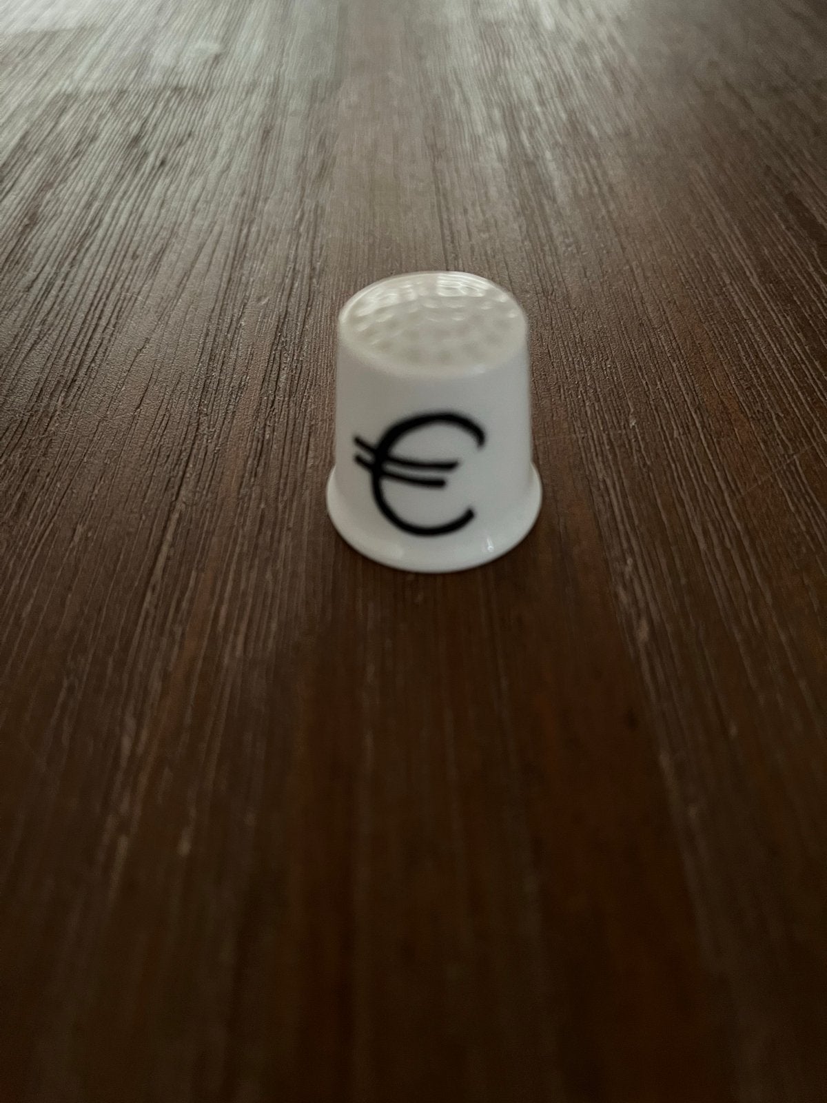 Porseleinen vingerhoedje met euroteken, Verzamelen, Ophalen, Zo goed als nieuw, Porselein, Nederland