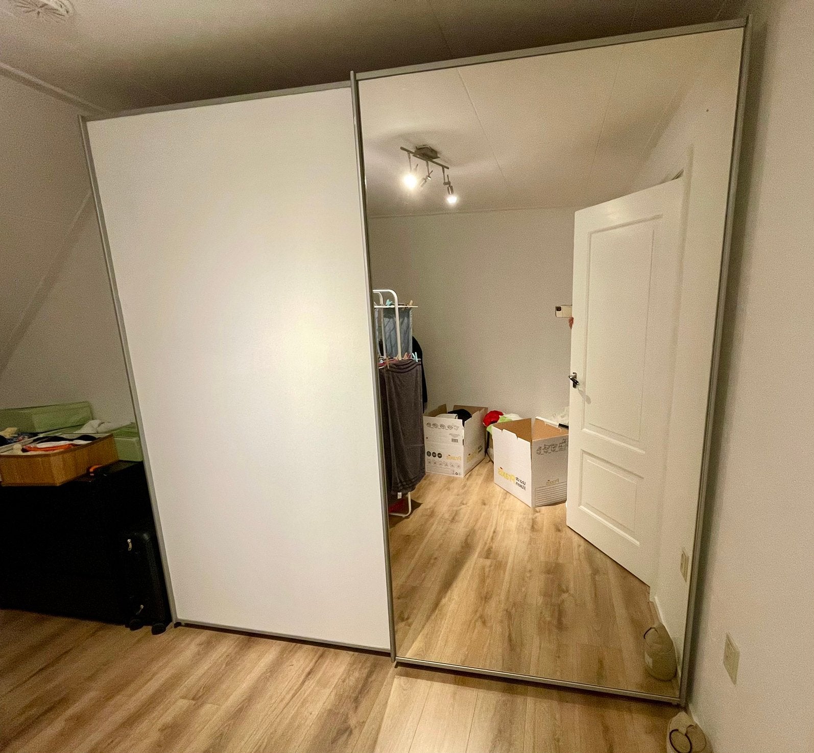 Schuifdeurkast / Kledingkast met spiegeldeur (227x222cm), Gebruikt, 200 cm of meer, Ophalen of Verzenden, Overige houtsoorten