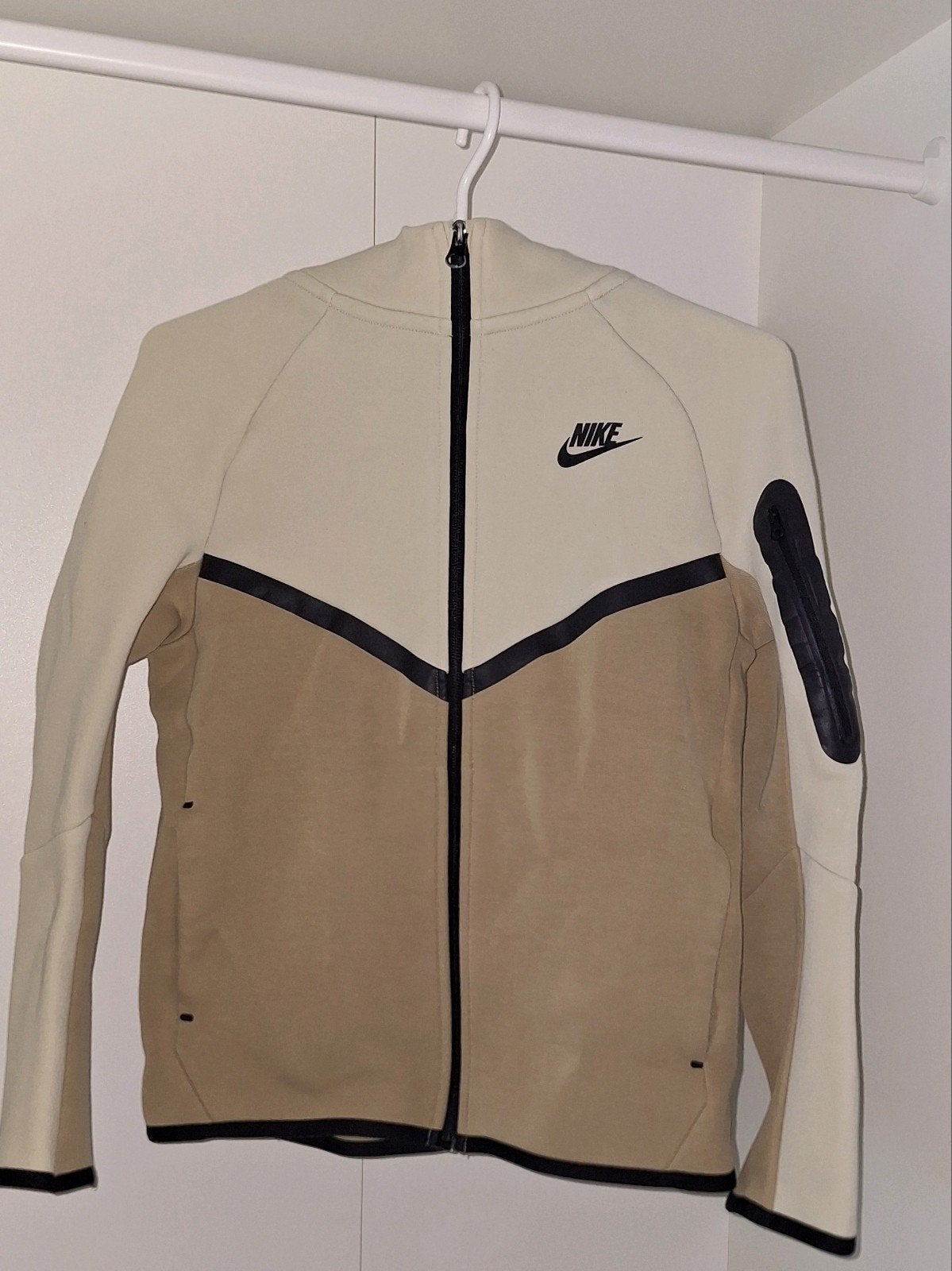 Nike Tech Fleece Vest Geel/Beige Maat 147-158cm, Ophalen, Gebruikt, Jongen of Meisje, Trui of Vest