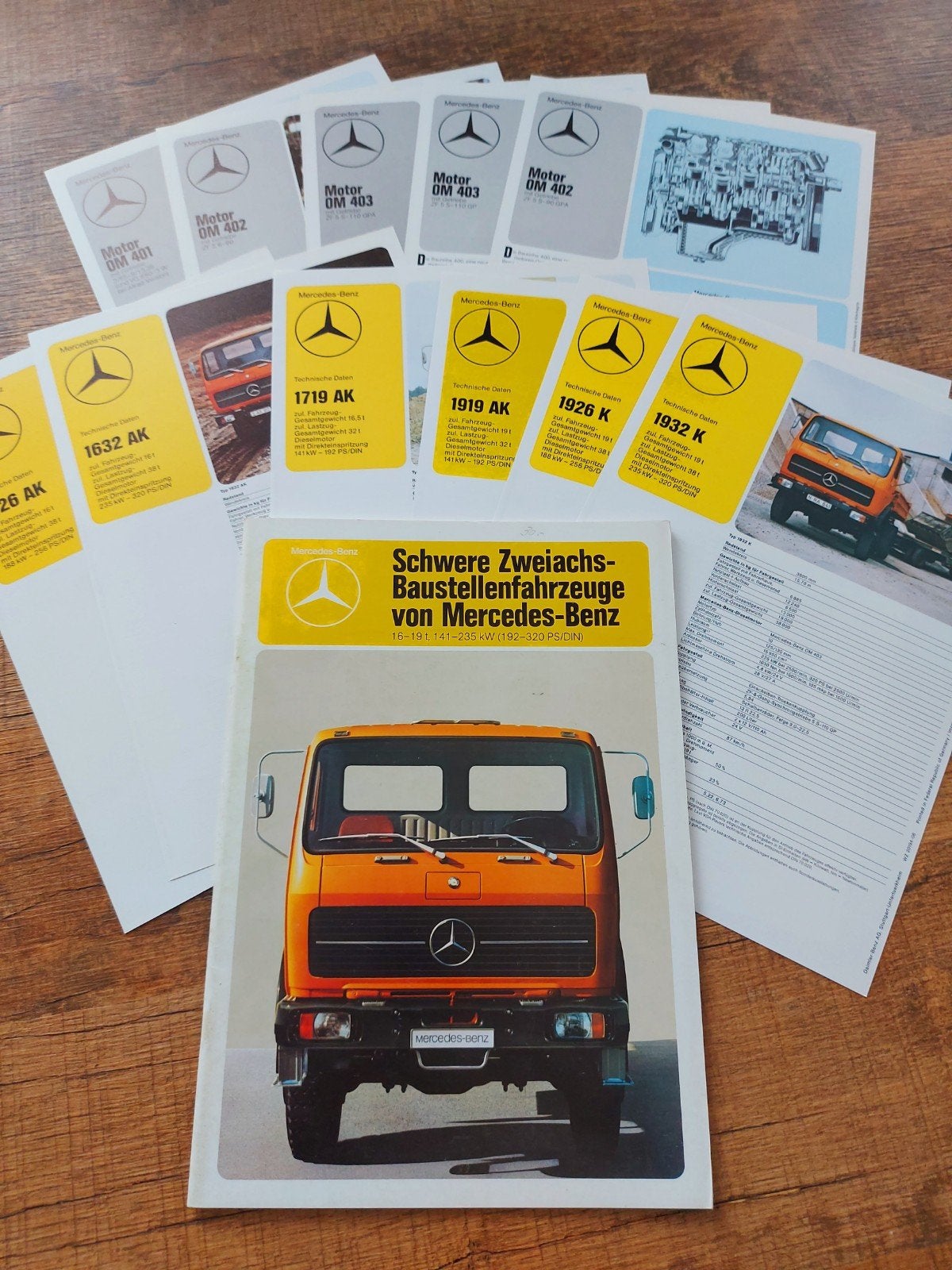Mercedes vrachtwagen folder + 11 specificaties Duitstalig, Ophalen of Verzenden, Zo goed als nieuw, Mercedes