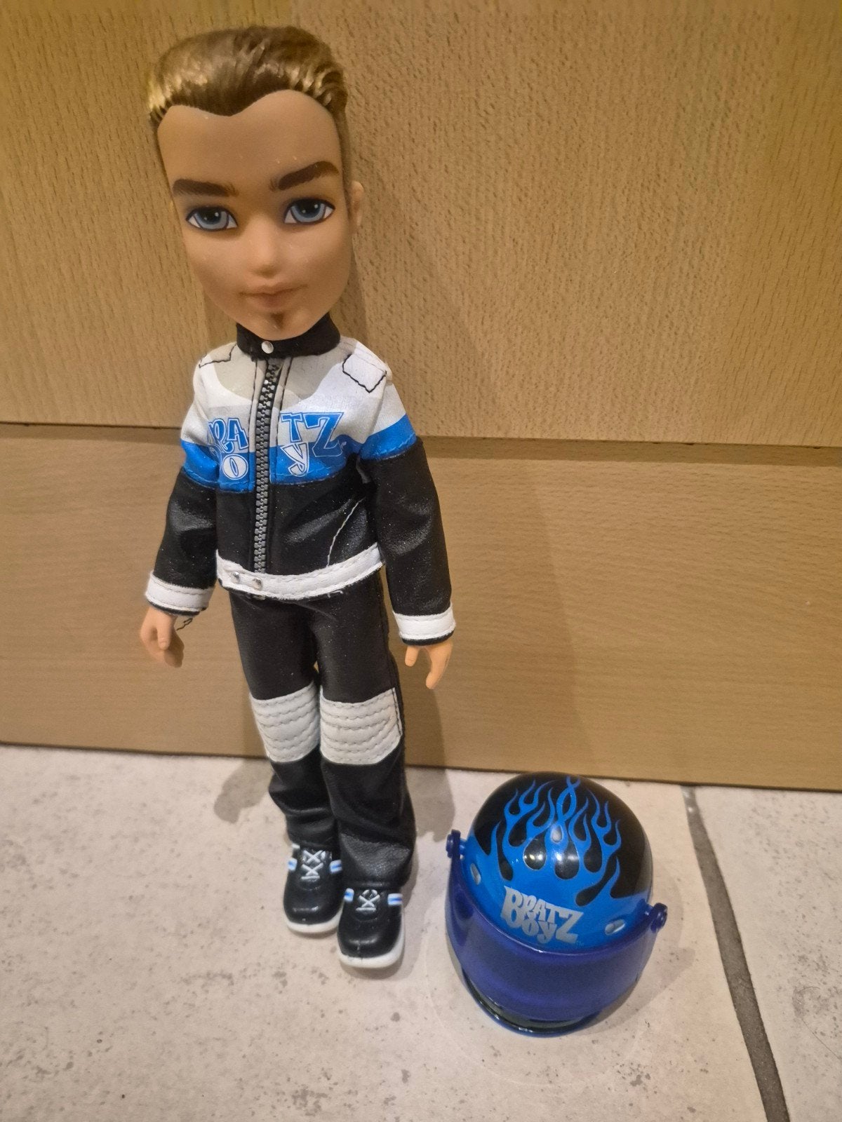 Bratz Boyz Cameron Play Sportz X-treme Racecar 2008 MGA, Ophalen of Verzenden, Zo goed als nieuw, Fashion Doll