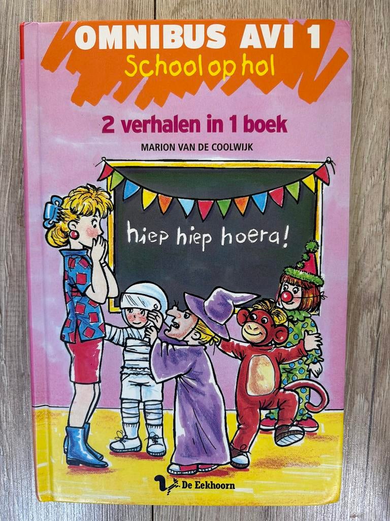 Omnibus AVI 1 School op hol - Marion van de Coolwijk, Ophalen of Verzenden, Gelezen, Fictie algemeen