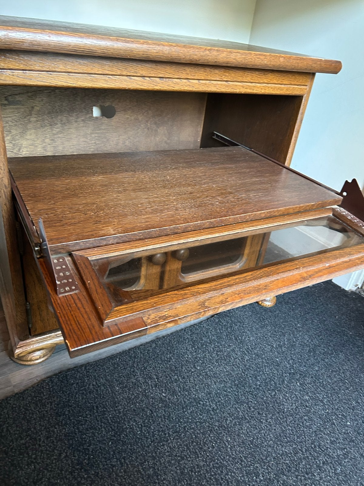 Vol eiken tv meubel met glazen deurtjes, Ophalen, Gebruikt, Eikenhout, 50 tot 100 cm