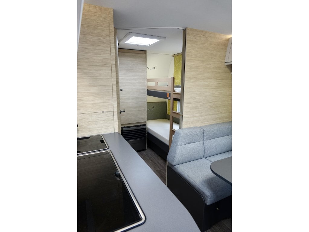 Fendt Apero Activ 560 SKM 2025 Airco Mover Luifel Fiets Vol!, Caravans en Kamperen, Caravans, Schokbreker, Lengtebed, Rondzit