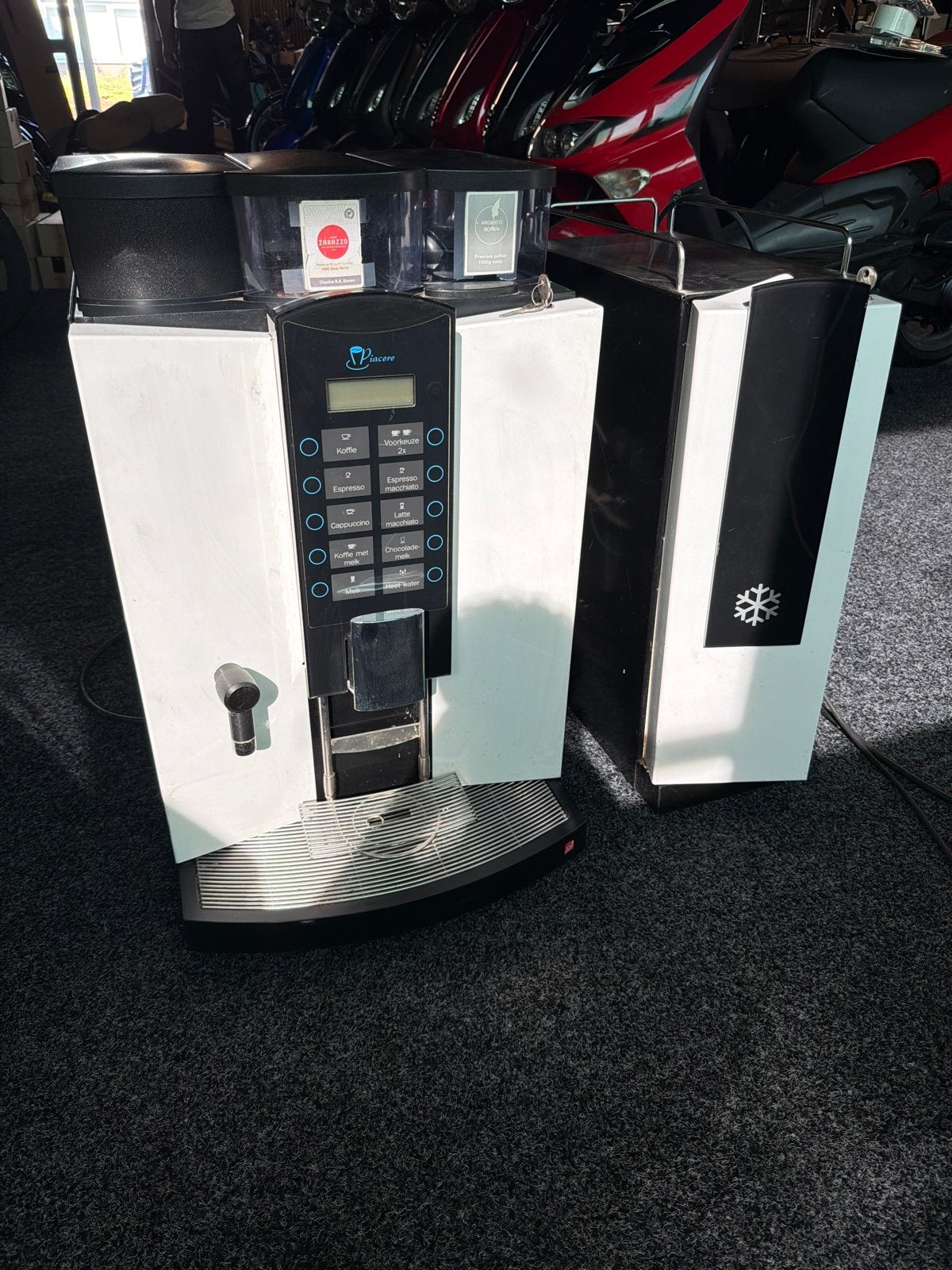 Piacere Koffiemachine met Melkkoeler en Waterfilter, Witgoed en Apparatuur, Koffiezetapparaten, Gebruikt, 10 kopjes of meer, Koffiemachine