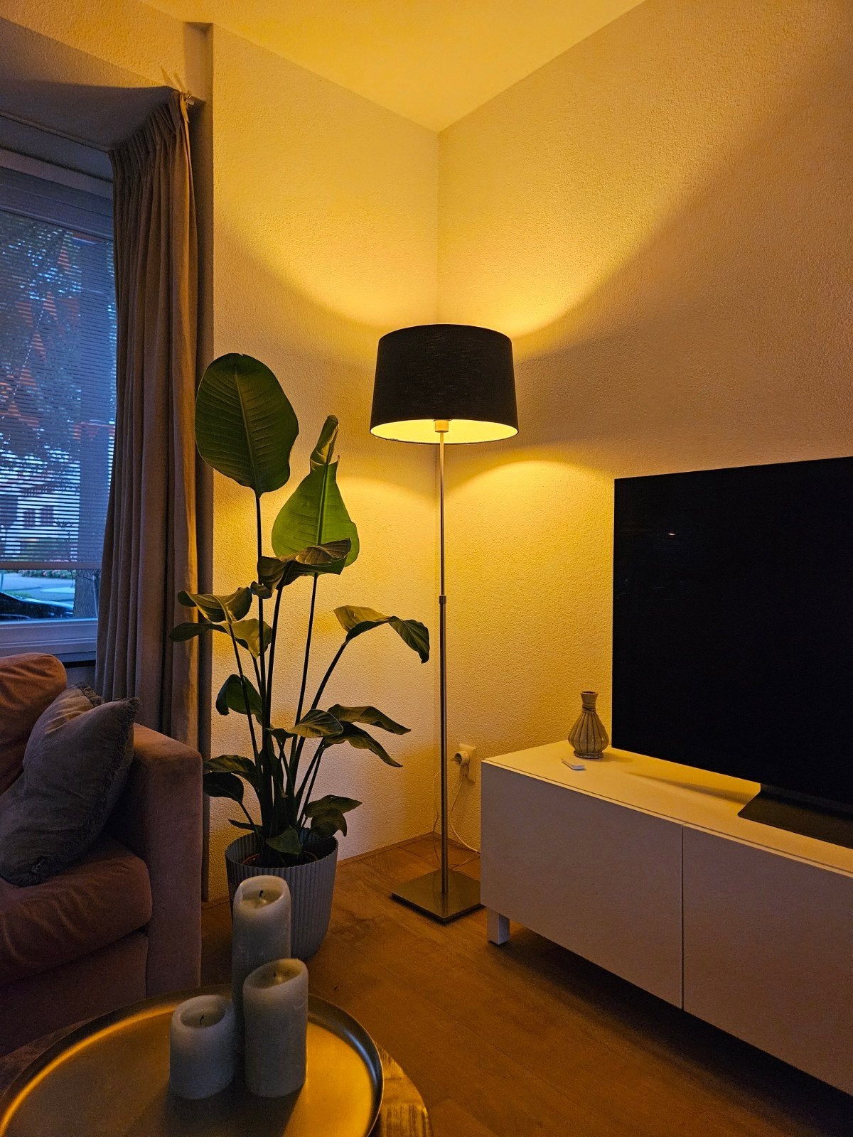 Stijlvolle Vloerlamp met Zwarte Kap - Lampenier, Ophalen, Modern, Klassiek, Gebruikt, Metaal