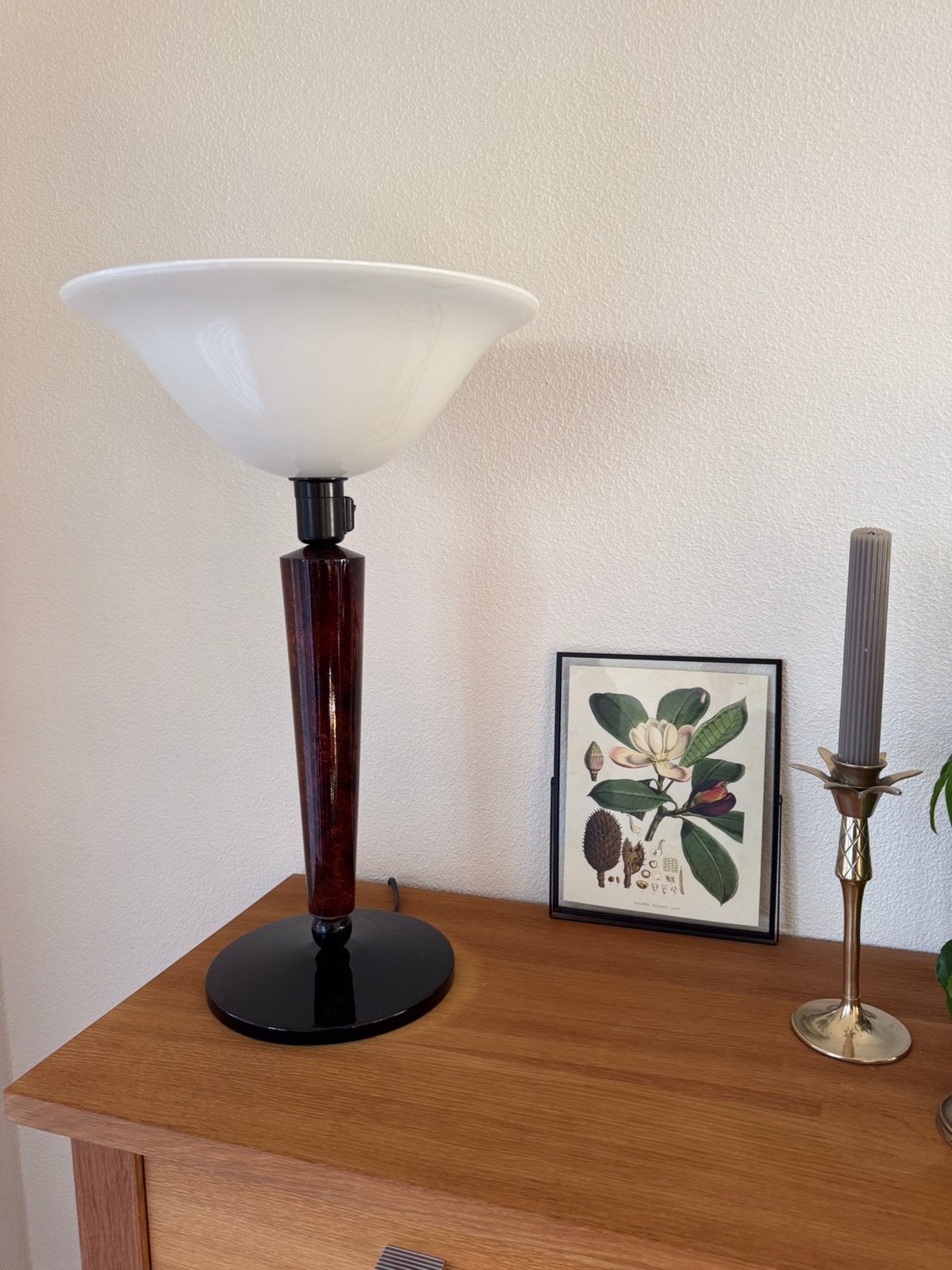 SCHITTERENDE lamp met palissander voet en wit glazen kap, Overige merken, 55 cm, Zo goed als nieuw, Met schakelaar