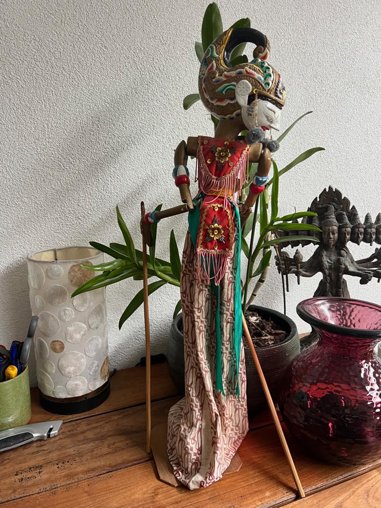 Oude wayang golek pop - Java - Indonesië op standaard 66 cm, Antiek en Kunst, Ophalen of Verzenden