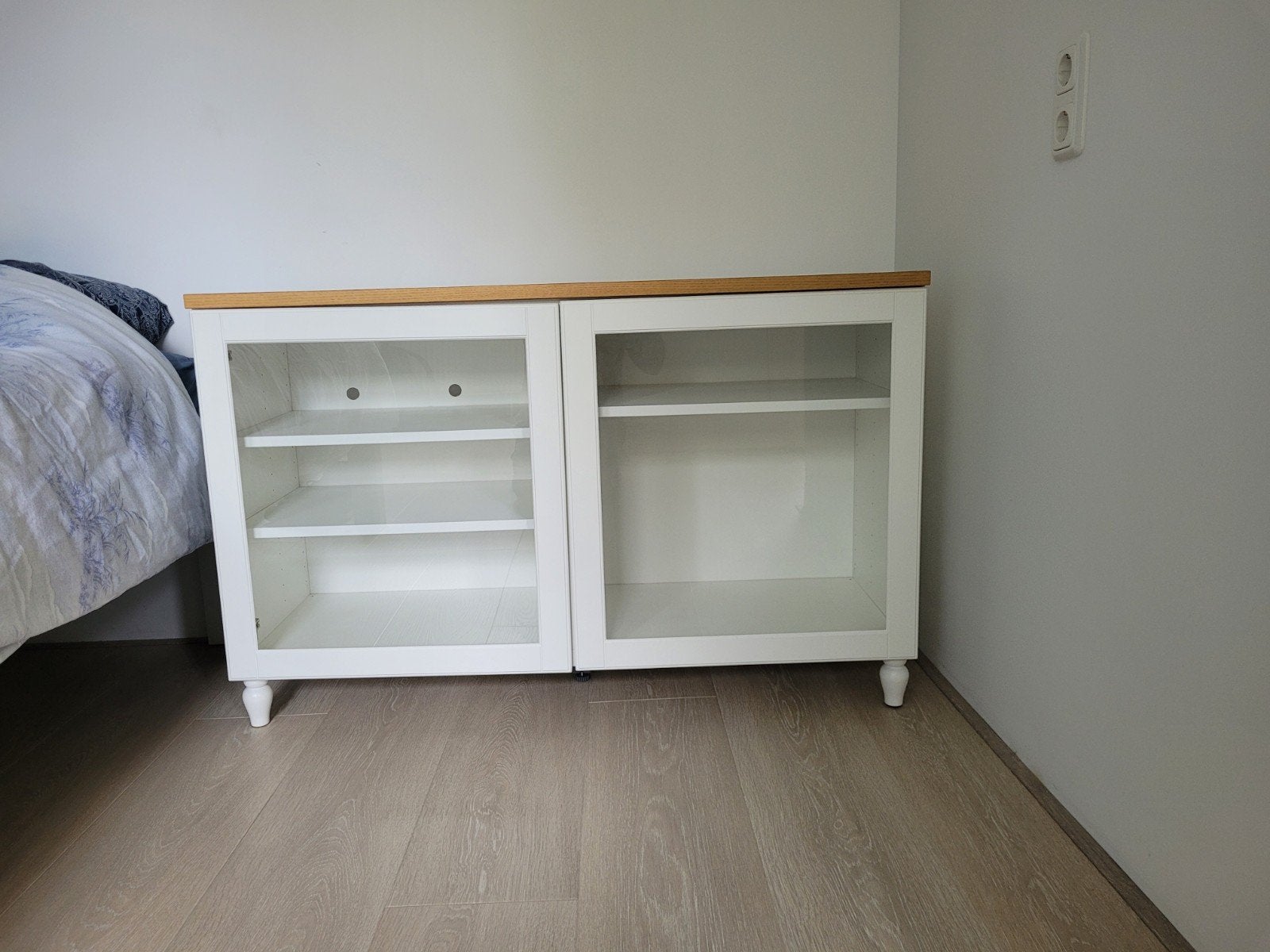 IKEA OSTVIK Kast met Glazen Deuren - Perfect voor Audio, Ophalen, Zo goed als nieuw