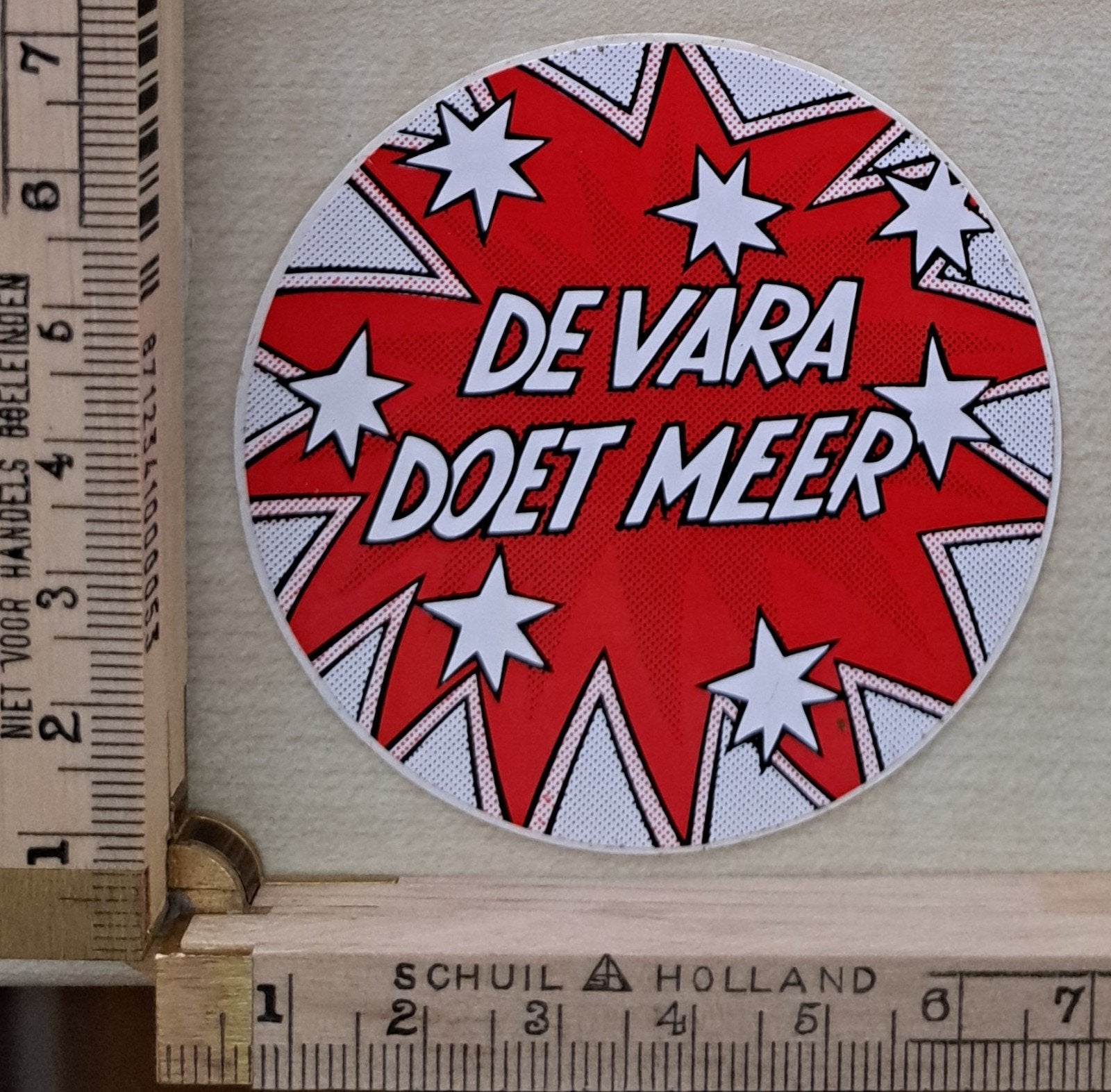 Vintage sticker de VARA doet meer televisiezender radio, Ophalen of Verzenden, Zo goed als nieuw, Film, Tv of Omroep