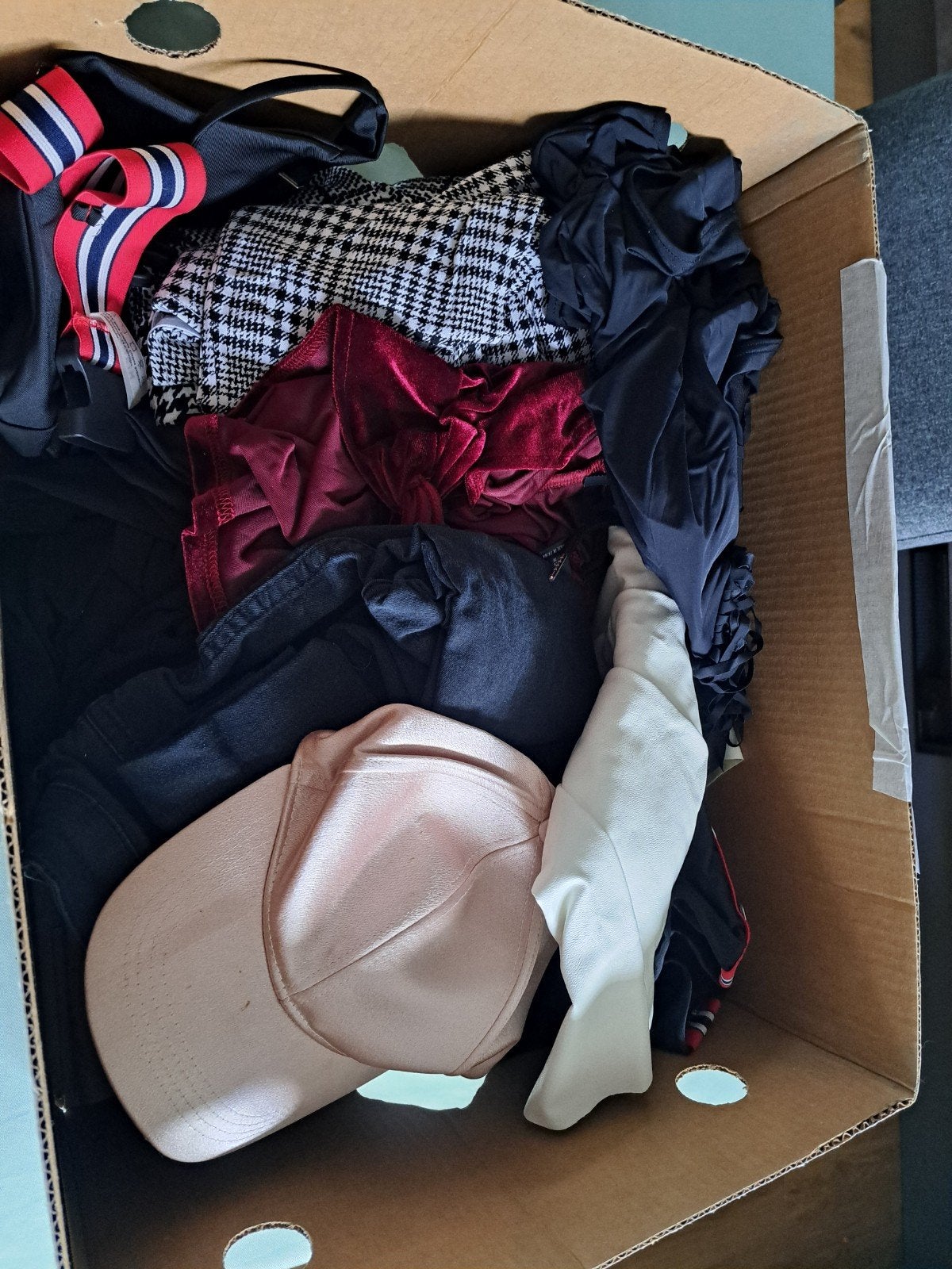 2 dozen vol kleding, Ophalen, Zo goed als nieuw