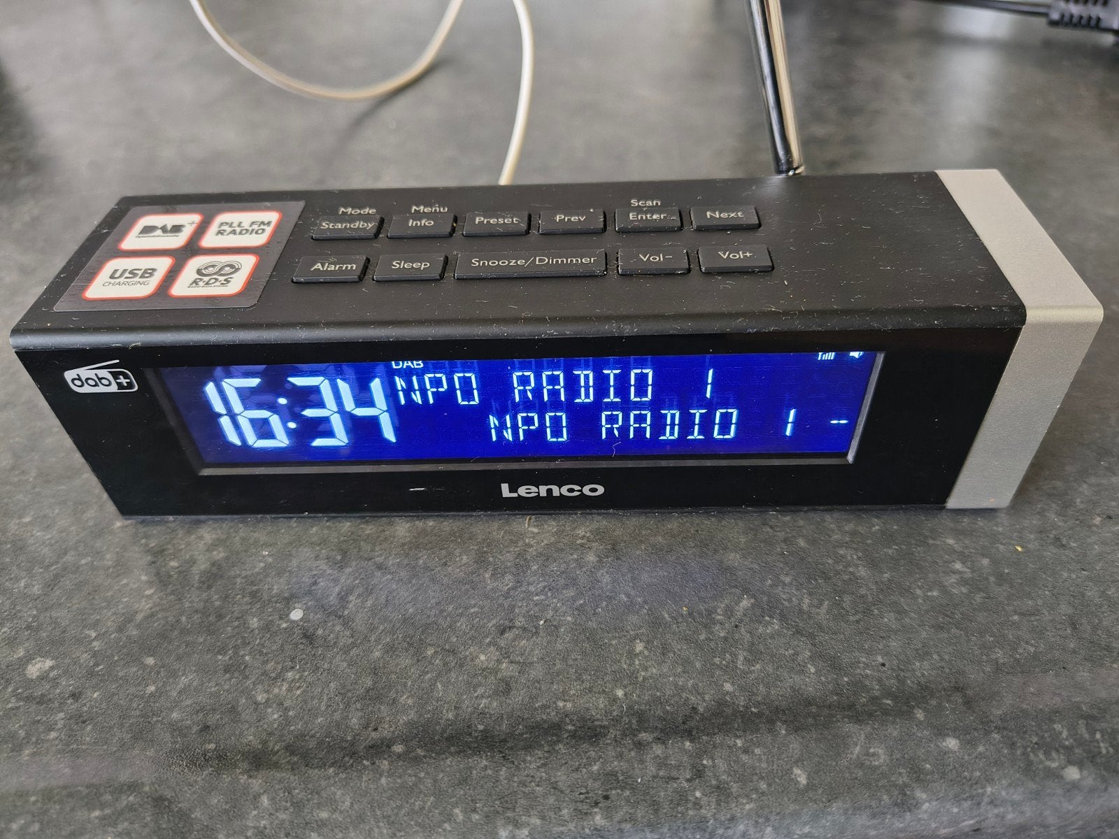 Foto 2 van Lenco Cr 630 BK stereo wekkerradio met Dab+ en Fm