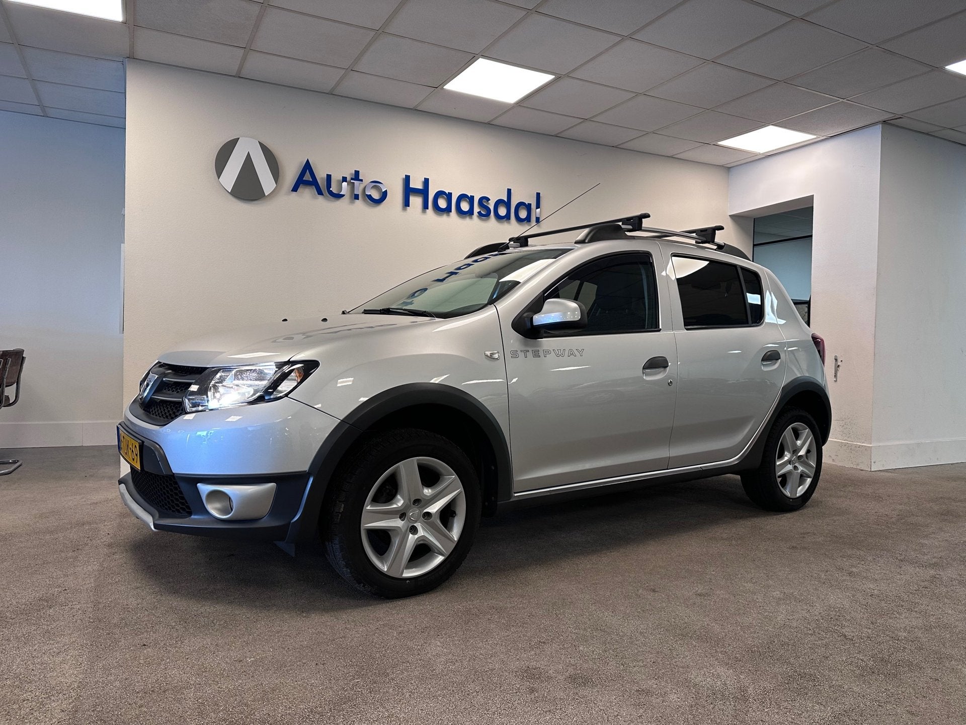 Dacia Sandero 0.9 TCe Stepway Lauréate|TREKHAAK|CRUISE|NAP, Auto's, Voorwielaandrijving, Stof, Zwart, Origineel Nederlands