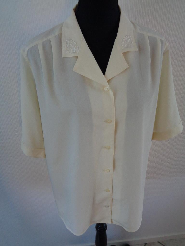 fisser maat 46 oksel tot oksel 66 cm vanille kleur, Kleding | Dames, Overige kleuren, Maat 46/48 (XL) of groter, Ophalen of Verzenden