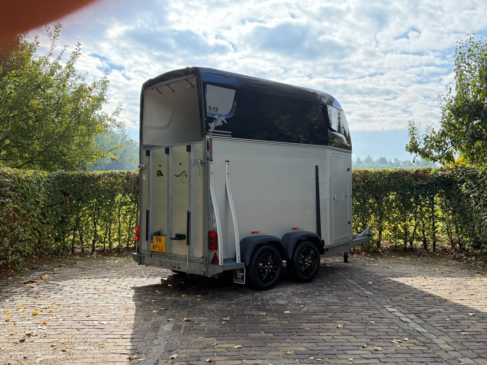 Zeer nette 1.5 paards sirius s45 met zadelkamer, Dieren en Toebehoren, Ophalen, Aluminium, Zo goed als nieuw, Info@ttpaardentrailers.nl