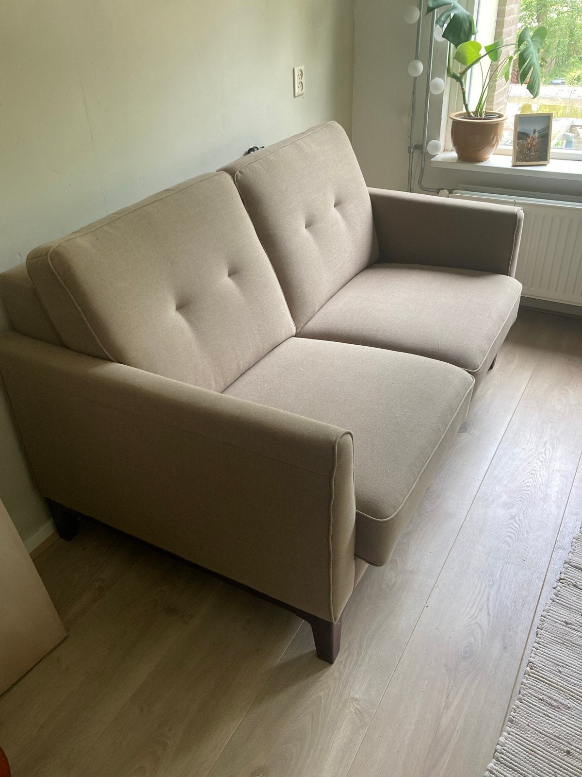 Prominent 2-zitsbank in beige/taupe stof, Ophalen, 150 tot 200 cm, Tweepersoons, 75 tot 100 cm