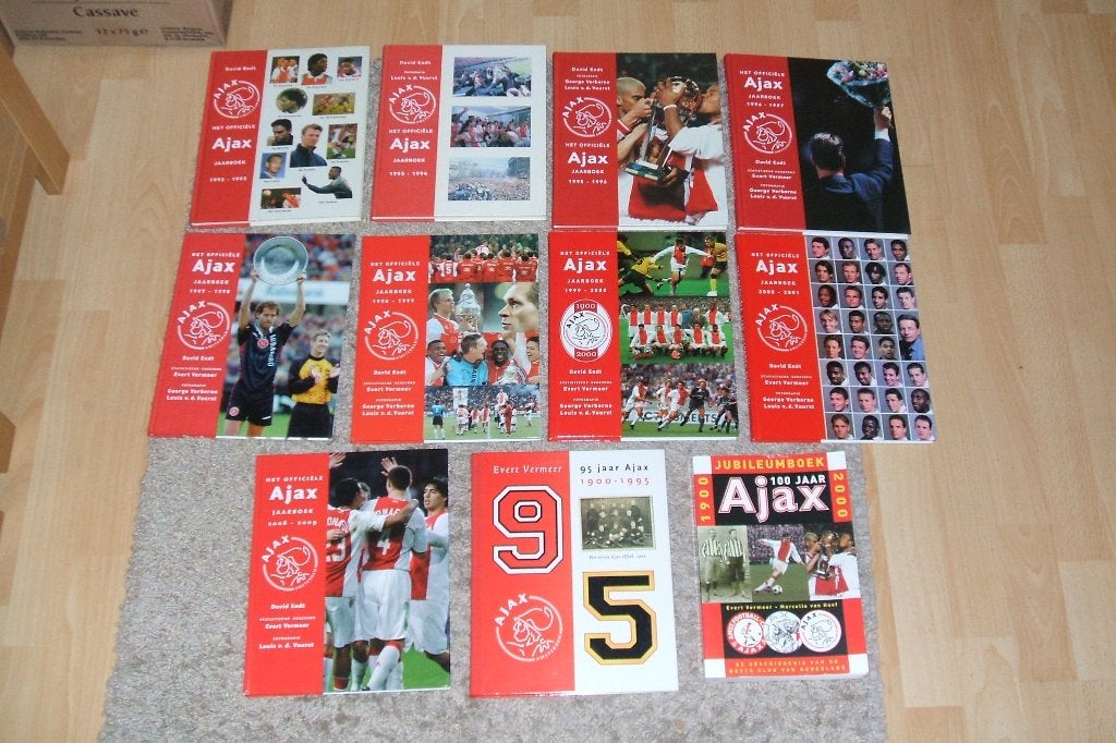 Officiële Ajax jaarboek 9 stuks, Ophalen of Verzenden, Zo goed als nieuw, Balsport