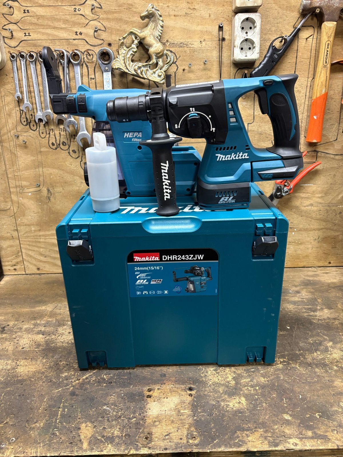 Nieuwe Makita DHR243 Boorhamer met stofafzuiging in Mbox, 600 watt of meer, Boor- en/of Breekhamer, Nieuw, Ophalen of Verzenden