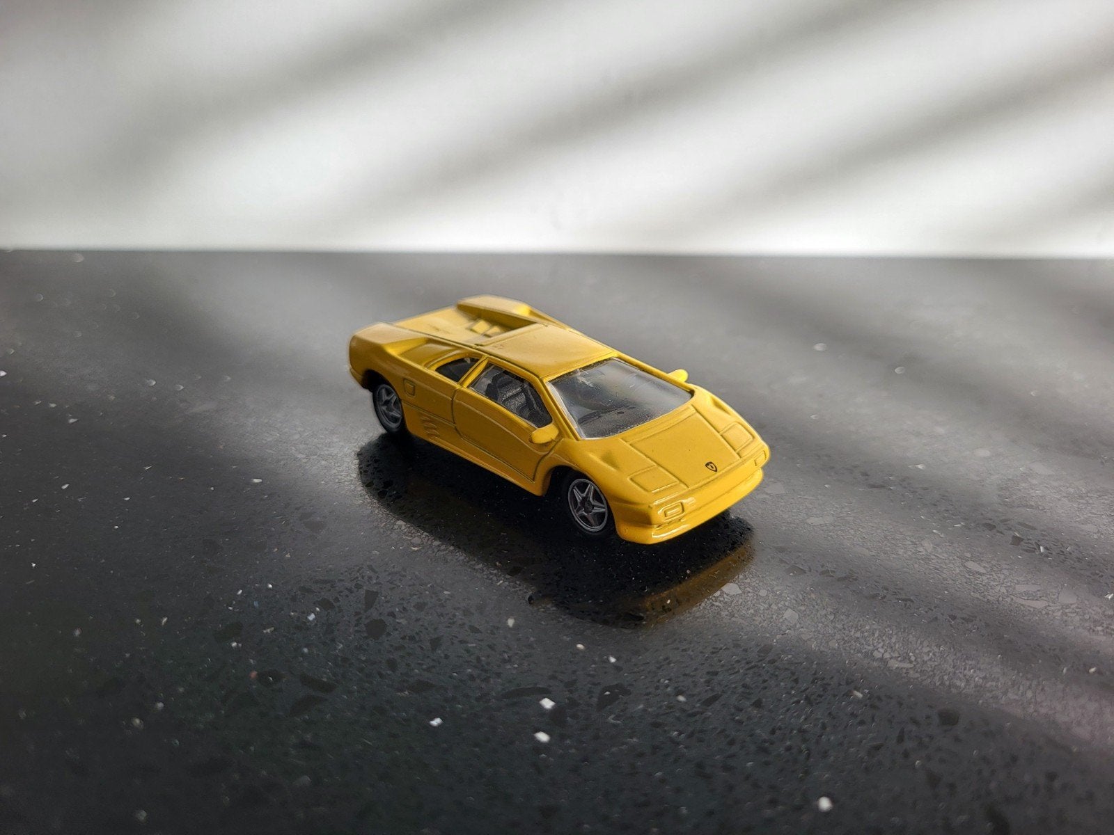 Lamborghini Diablo geel 1/64 Welly, Ophalen of Verzenden, Zo goed als nieuw, Auto