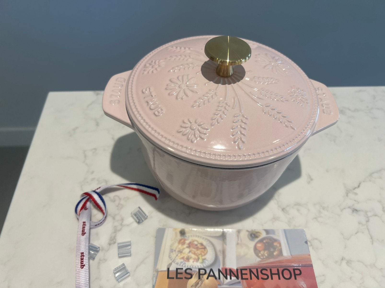 Nieuwe Staub Gohan/rijstpan 16 cm Sorbet Pink, Gietijzer, Nieuw, Ophalen of Verzenden, Staub