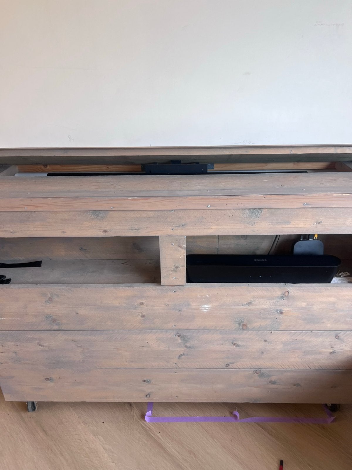 Houten TV-meubel met liftfunctie en opbergruimte, Huis en Inrichting, Ophalen, 100 tot 150 cm, Zo goed als nieuw, 25 tot 50 cm