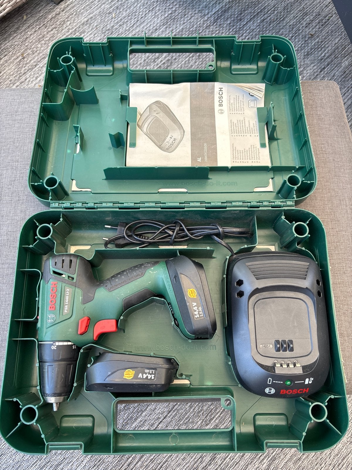 Bosch PSR 1440 LI-2 Accuboormachine met 2 accu's en lader, Gebruikt, Variabele snelheid, Ophalen of Verzenden, Boor- en Schroefmachine