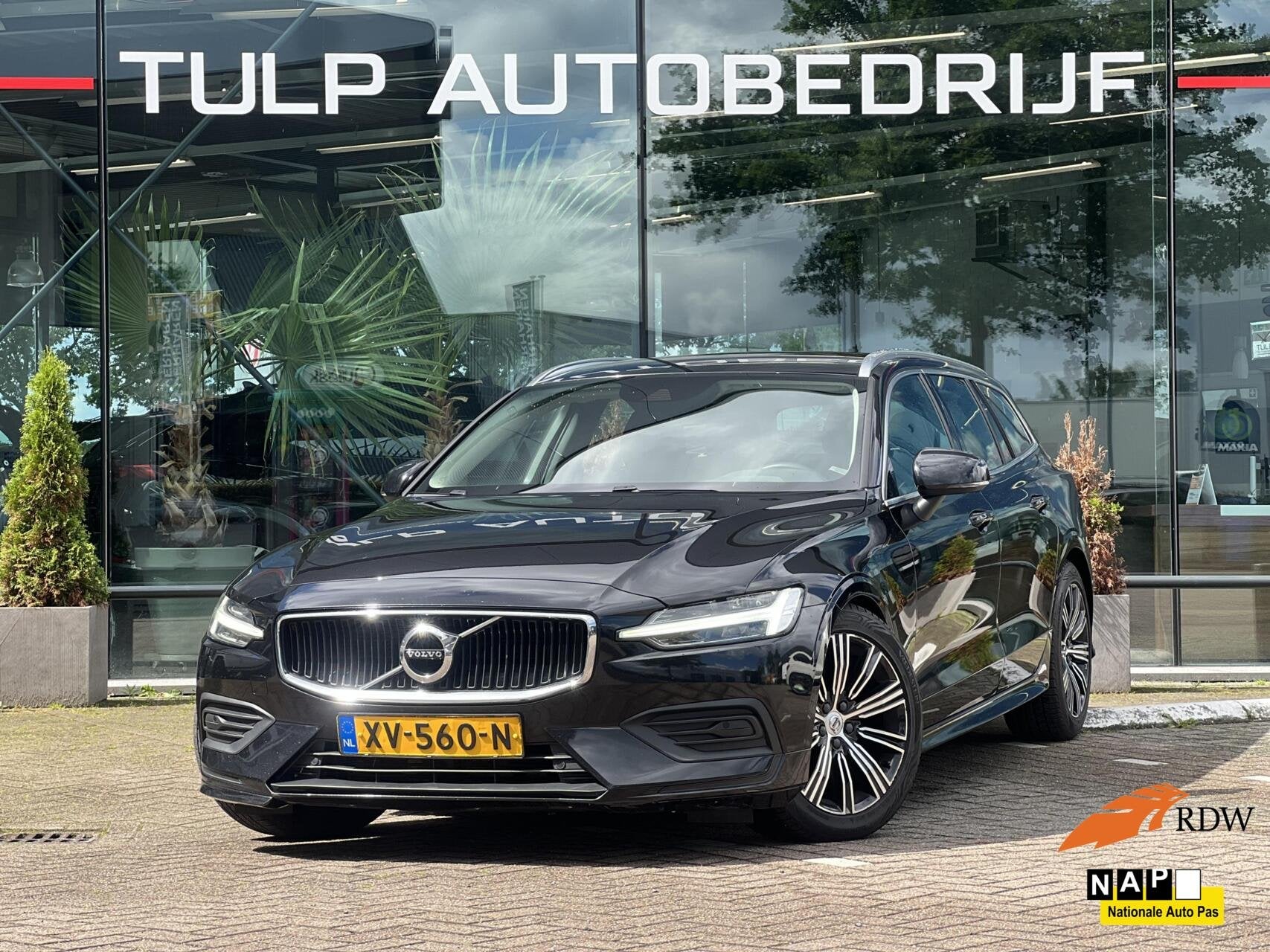 Volvo V60 2.0 D4 Momentum R-Design Automaat Clima Cruise NAP, Auto's, Dealer onderhouden, Gebruikt, Zwart, Diesel