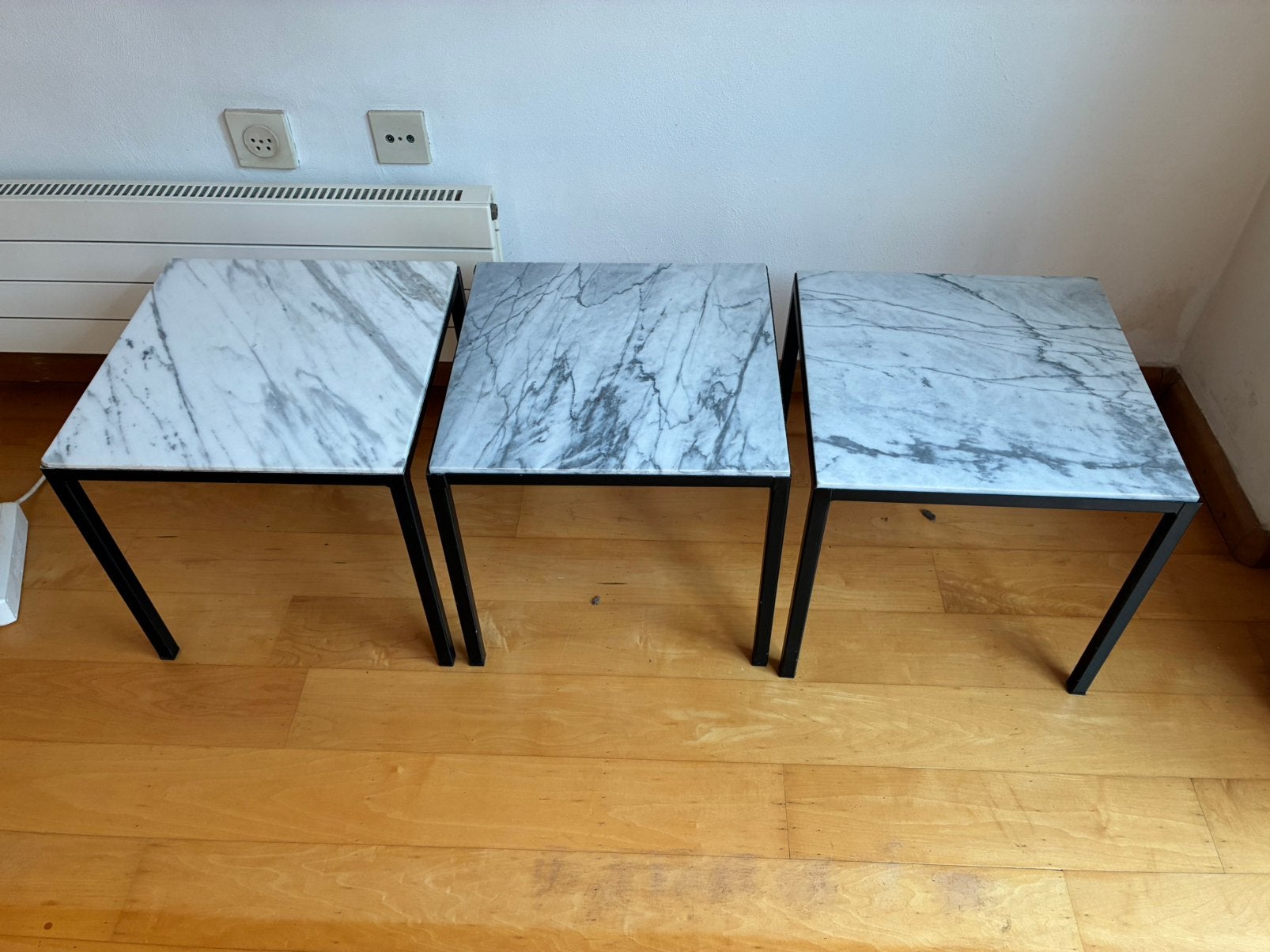 3 bijzettafeltjes aluminum en marmer, Ophalen, Minder dan 45 cm, Minder dan 55 cm, Metaal of Aluminium