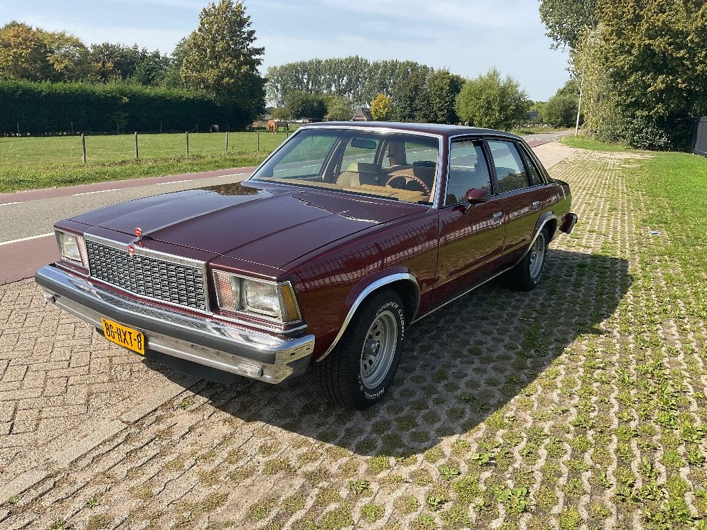 Chevrolet Malibu 1978 v8 lpg wegenbelasting vrij €14.950, Auto's, 4998 cc, Bruin, Particulier, 6 stoelen